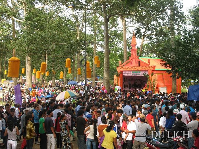 Lễ hội Ok Om Bok tỉnh Trà Vinh được công nhận là Di sản Văn hóa phi vật thể cấp quốc gia (ảnh: Trần Lợi)